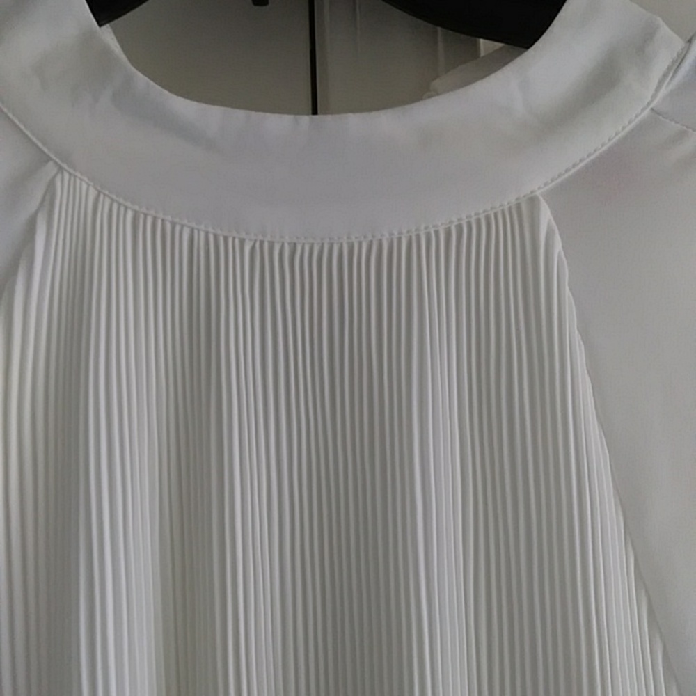 NWT white top flowy at the bottom - Picture 4 of 7
